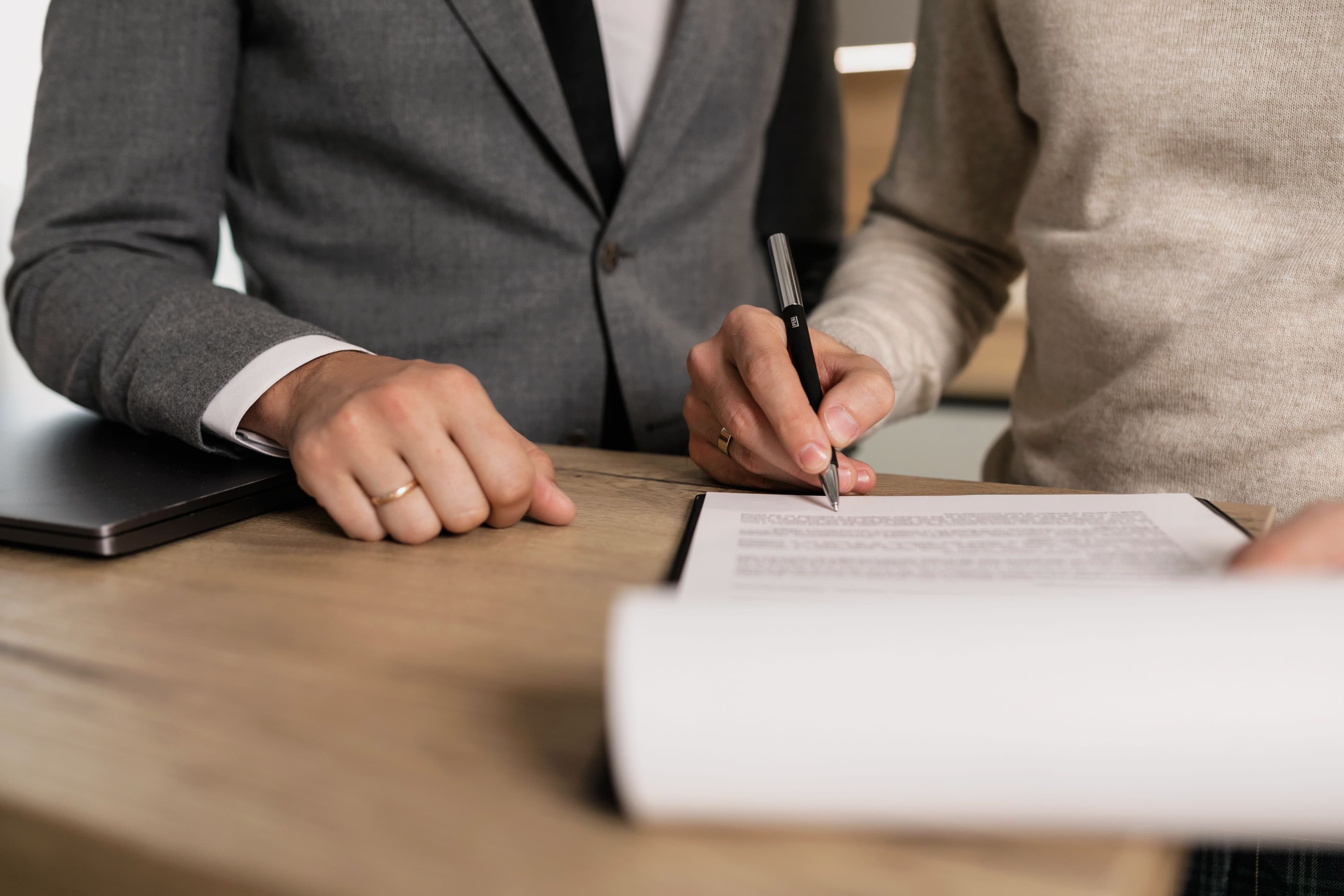 Signature d'un contrat de location entre bailleur et locataire