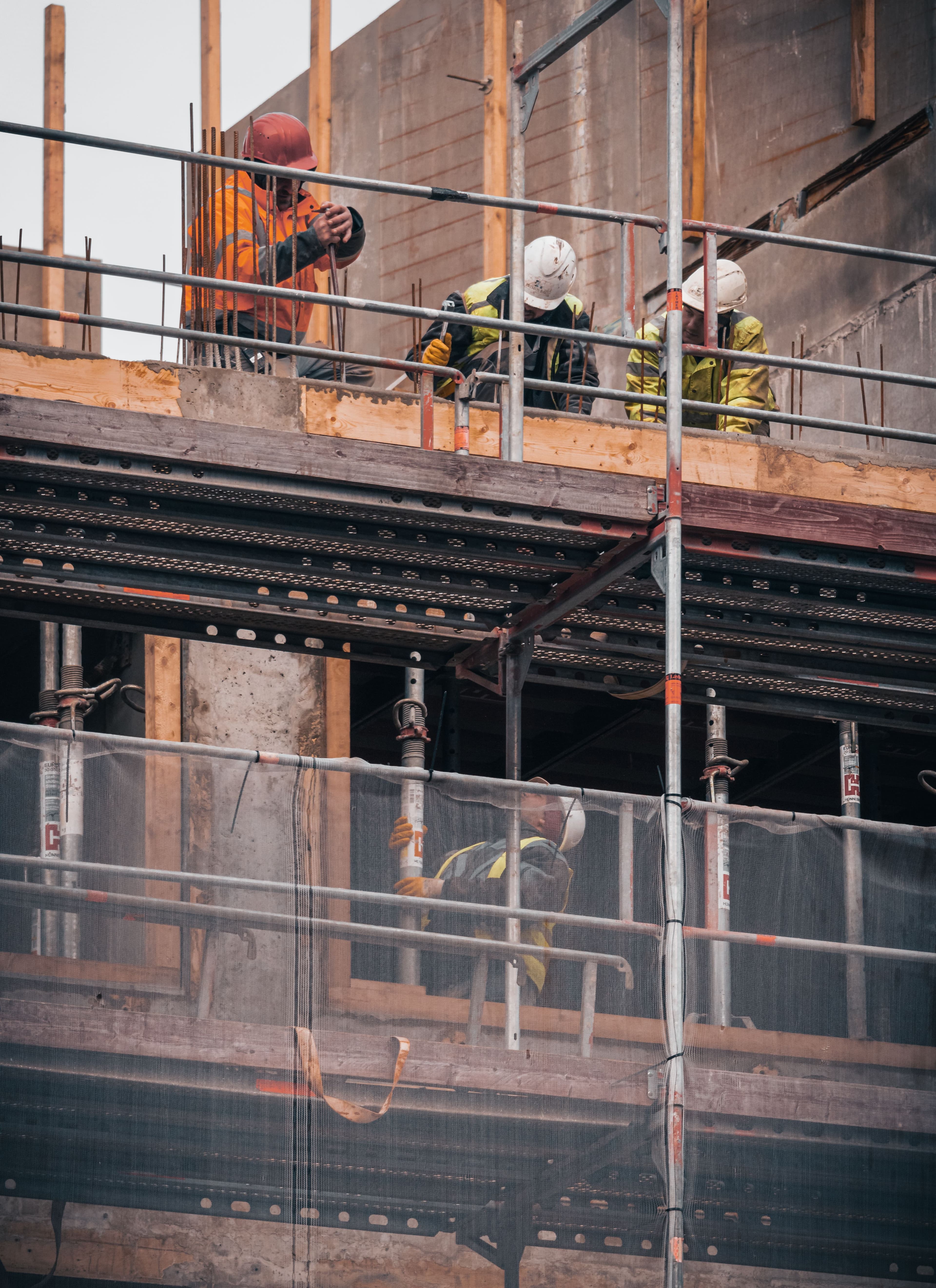 Ouvriers sur un chantier avec échafaudage